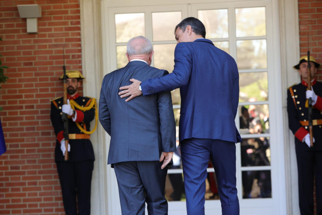 Archivo - El presidente del Gobierno, Pedro Sánchez (d), recibe al presidente de Brasil, Lula da Silva (i), durante un viaje oficial a España, en el Palacio de La Moncloa, a 26 de abril de 2023, en Madrid (España).