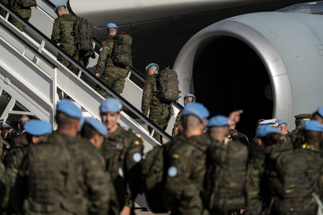 Los militares que componen la segunda rotación de la Brigada Líbano XLII (BRILIB XLII) se suben a un avión