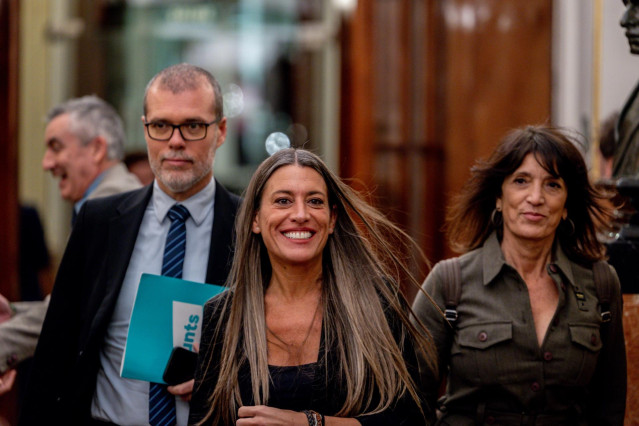 La portavoz de Junts en el Congreso, Miriam Nogueras (c), durante una sesión plenaria, en el Congreso de los Diputados, a 10 de diciembre de 2024, en Madrid (España). El pleno del Congreso debate hoy una iniciativa legislativa para que el Gobierno colabor