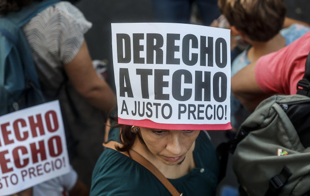 Archivo - Varias personas durante una manifestación por el derecho a la vivienda, a 19 de octubre de 2024, en Valencia