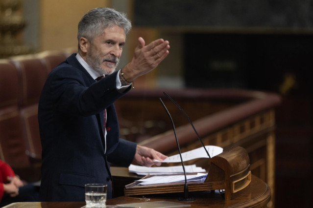Archivo - El ministro de Interior, Fernando Grande-Marlaska, interviene durante una sesión plenaria, en el Congreso de los Diputados, a 21 de diciembre de 2022, en Madrid (España).
