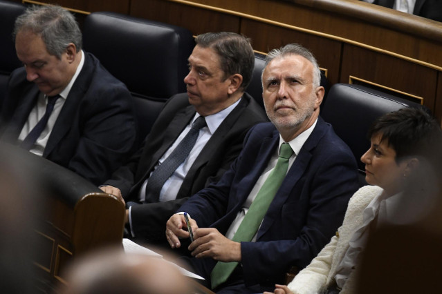 Archivo - El ministro de Política Territorial y Memoria Democrática, Ángel Víctor Torres (c), durante una sesión de control al Gobierno, en el Congreso de los Diputados, a 16 de octubre de 2024, en Madrid (España). El PP y Vox preguntan sobre el 'caso Kol