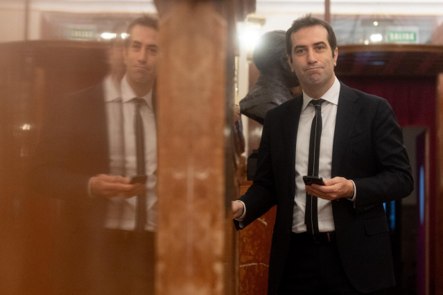 El ministro de Economía, Carlos Cuerpo, durante una sesión plenaria, en el Congreso de los Diputados, a 27 de noviembre de 2024, en Madrid (España). El presidente del Ejecutivo y el presidente del PP, afrontan su primer cara a cara tras la DANA. Además, e