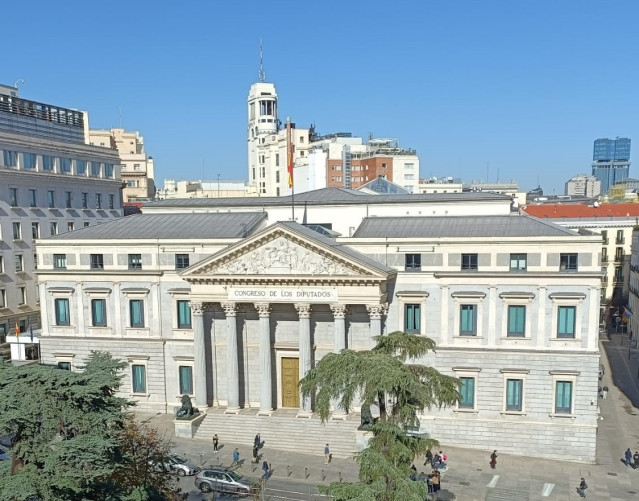 Fachada principal de la sede del Congreso, con la Puerta de los Leones