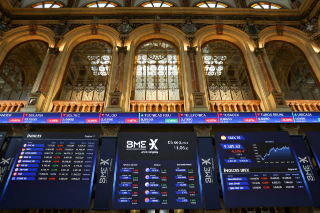 Archivo - Un panel del Ibex 35 en el Palacio de la Bolsa de Madrid, a 5 de septiembre de 2023, en Madrid (España).