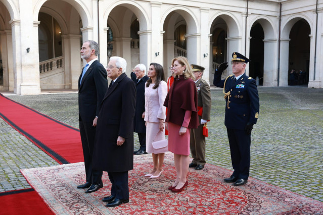 Los Reyes Felipe VI y Letizia junto al presidente de la República Italiana, Giorgio Napolitano, durante su recepción en el Palacio del Quirinal