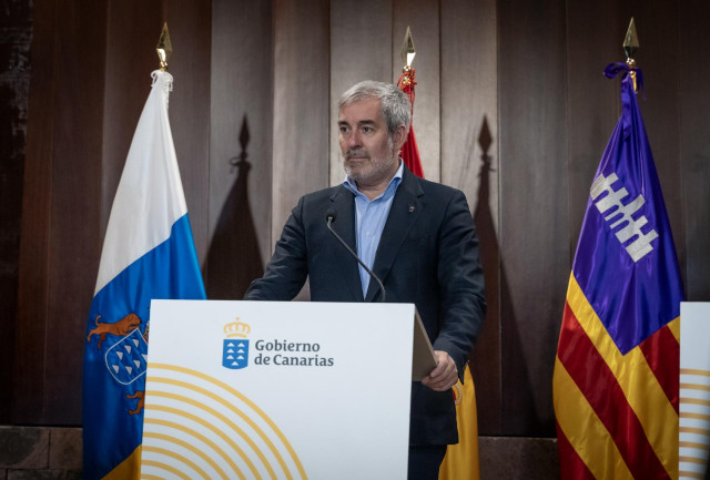 Archivo - El presidente de Canarias, Fernando Clavijo, comparece ante los medios de comunicación