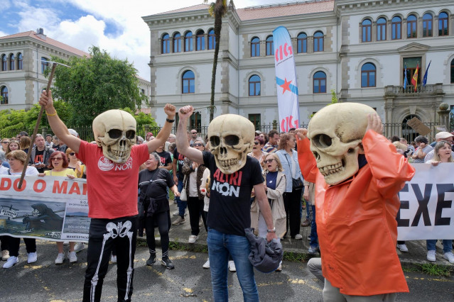 Archivo - Decenas de personas durante una nueva protesta contra la empresa de celulosa Altri, en la puerta principal de la Xunta de Galicia, a 30 de junio de 2024, en Santiago de Compostela, A Coruña, Galicia (España).