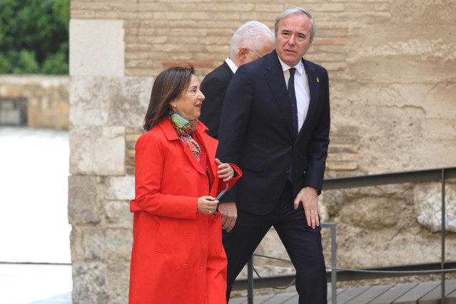 Archivo - La ministra de Defensa, Margarita Robles, y el presidente de Aragón, Jorge Azcón, a su llegada al Palacio de la Aljafería, a 21 de mayo de 2024, en Zaragoza (España).