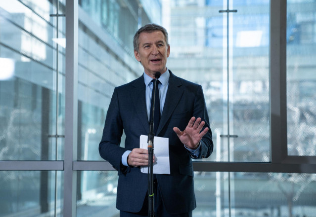 El presidente del PP, Alberto Núñez Feijóo, ofrece declaraciones a los medios durante su visita a la sede de la empresa Isdin, a 9 de diciembre de 2024, en Barcelona, Catalunya (España).
