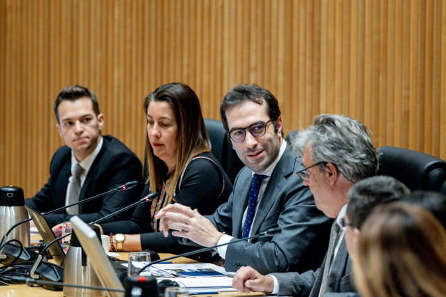 El ministro de Economía, Comercio y Empresa, Carlos Cuerpo (c), comparece ante la Comisión de Economía, Comercio y Transformación Digital, en el Congreso de los Diputados, a 11 de diciembre de 2024, en Madrid (España).