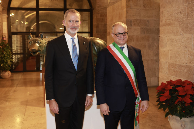Su Majestad el Rey acompañado por el alcalde de Roma, Roberto Gualtieri, en el Ayuntamiento de Roma, a 11 de diciembre de 2024, en Roma (Italia).