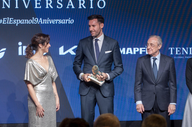 (I-D) La presidenta de la Comunidad de Madrid, Isabel Díaz Ayuso; el exjugador de baloncesto, Rudy Fernández y el presidente del Real Madrid, Florentino Pérez, recoge el Premio a la Trayectoria, durante el acto de entrega de los IX Premios Los Leones de E