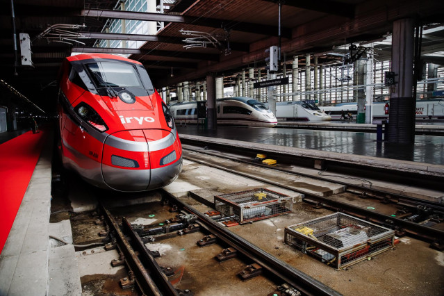 Archivo - Tren de la operadora ferroviaria Iryo en las vías durante la presentación de la compañía, en la estación de Atocha, a 15 de septiembre de 2022, en Madrid (España).