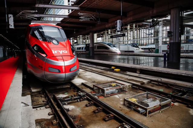 Archivo - Tren de la operadora ferroviaria Iryo en las vías durante la presentación de la compañía, en la estación de Atocha, a 15 de septiembre de 2022, en Madrid (España).