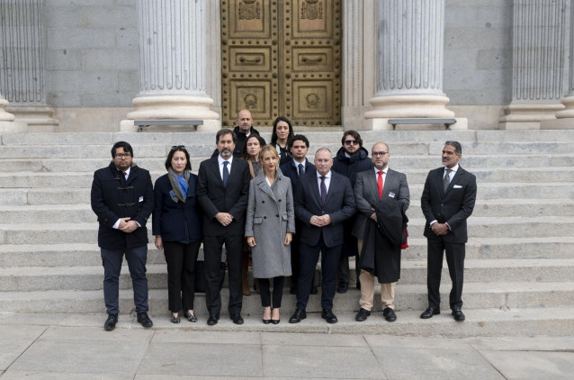 El portavoz del PP en el Congreso, Miguel Tellado (4d), y la diputada del PP, Cayetana Álvarez de Toledo (c), durante su reunión con un colectivo de víctimas y denunciantes del presidente venezolano, Nicolás Maduro, ante la Corte Penal Internacional