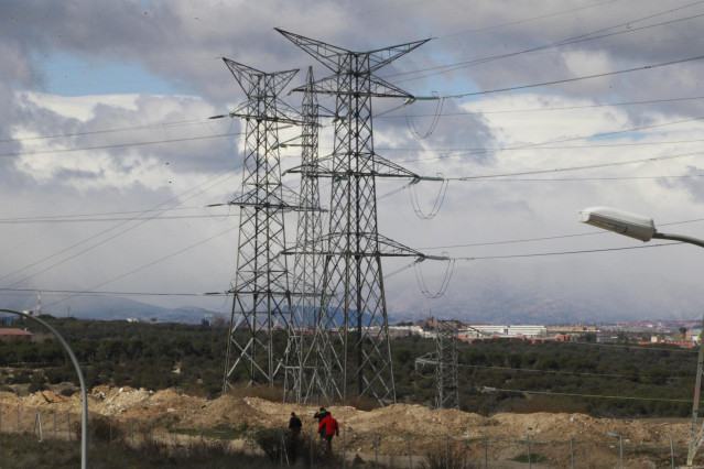 Archivo - Electricidad, energía, cables, torres eléctricas, corriente