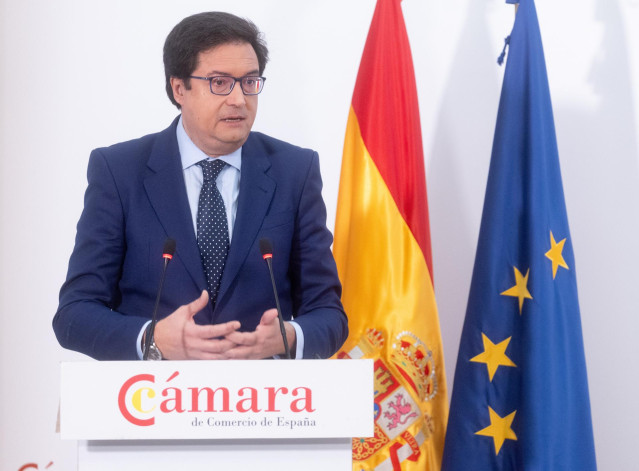 El ministro para la Transformación Digital, Óscar López, interviene durante la presentación de la nueva convocatoria del programa Kit Digital a las medianas empresa, en la Cámara de España, a 9 de diciembre de 2024, en Madrid (España).
