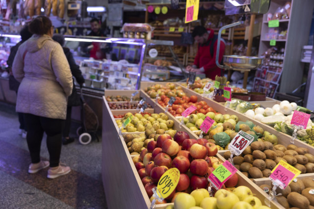 Archivo - Foto de archivo de un puesto de frutas en un mercado.
