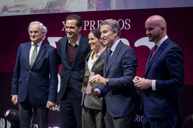 El cofundador de Grosso Napoletano, Hugo Rodríguez de Prada(2i), el presidente del PP, Alberto Núñez Feijóo(2d) y el presidente de CEAJE, Fermín Albaladejo(1d), durante la XXI edición del Premio Nacional Joven Empresario, en el Auditorio del Banco Santand