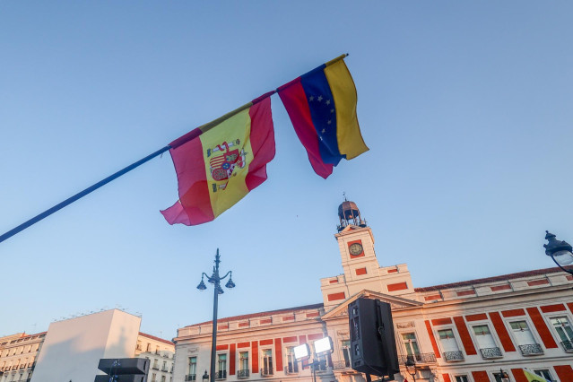 Archivo - Una bandera venezolana y otra española durante una concentración contra Nicolás Maduro, en la Puerta del Sol