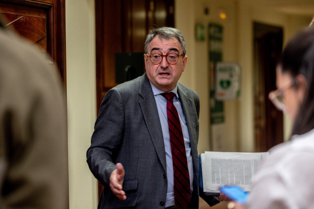 El portavoz del PNV en el Congreso, Aitor Esteban, durante una sesión plenaria, en el Congreso de los Diputados, a 10 de diciembre de 2024, en Madrid (España).