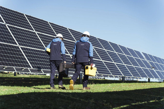 Operarios de Megaom en una planta fotovoltaica