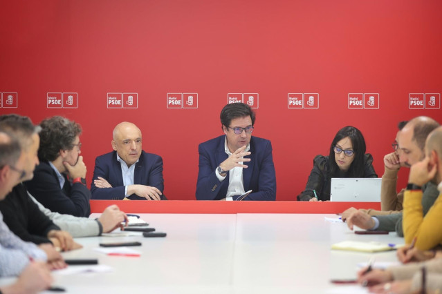 El secretario general del PSOE-M y ministro de Transformación Digital y Función Pública, Óscar López, se reúne con los secretarios del PSOE Madrid Ciudad.