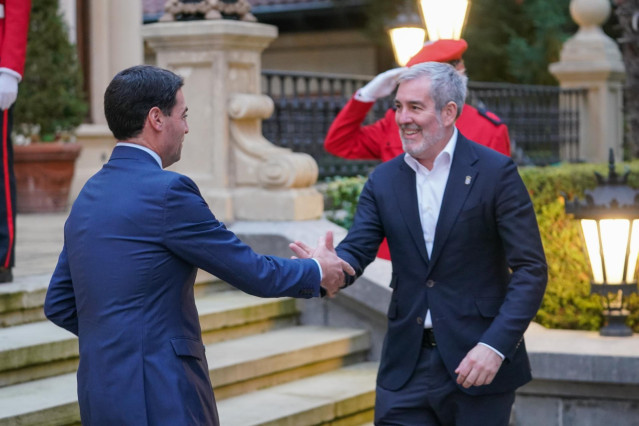 El lehendakari, Imanol Pradales (i), se reúne con el presidente de Canarias, Fernando Clavijo (d), en el Palacio de Ajuria Enea, a 12 de diciembre de 2024, en Vitoria-Gasteiz, Álava, País Vasco (España). Pradales y Clavijo se han reunido para definir una