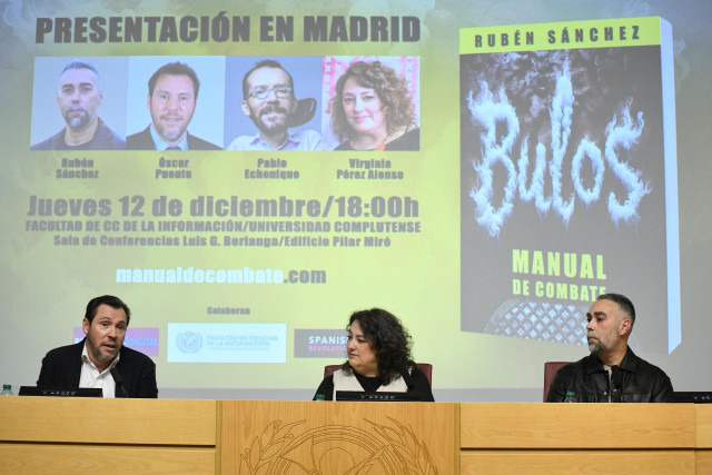 (I-D) El ministro de Transportes, Óscar Puente; la directora de Público, Virginia Pérez Alonso y el periodista y secretario general de FACUA-Consumidores en Acción, Rubén Sánchez, durante la presentación del libro 'Bulos: Manual de combate', en la Faculta