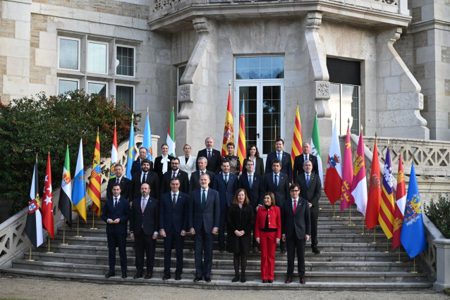 El Rey Felipe VI en la foto de familia de la Conferencia de Presidentes.