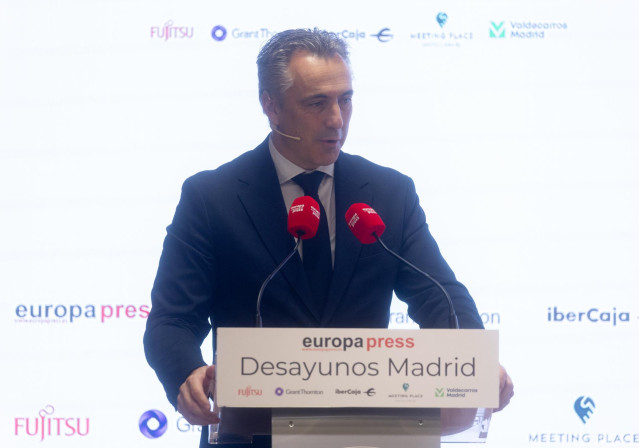El consejero de Medio Ambiente, Agricultura e Interior de la Comunidad de Madrid, Carlos Novillo, interviene durante un Desayuno Madrid, en el Auditorio Meeting Place de Castellana, a 13 de diciembre de 2024, en Madrid (España).