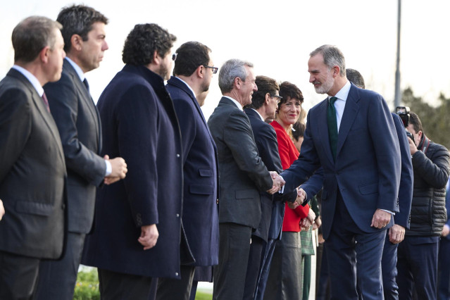 El presidente del Gobierno, Pedro Sánchez y el Rey, Felipe VI, saludan al presidente de la Xunta de galicia, Alfonso Rueda, a su llegada a la XXVII Conferencia de Presidentes, en el Palacio de la Magdalena, a 13 de diciembre de 2024, en Santander, Cantabr