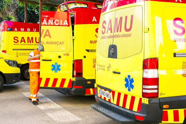 Archivo - Varias ambulancias