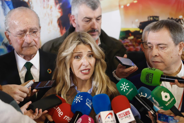 La ministra de Trabajo y Economía Social, Yolanda Díaz, atiende a los medios durante la inauguración del 29 Congreso de UGT FICA Andalucía. A 11 de diciembre de 2024, en Málaga (Andalucía, España).