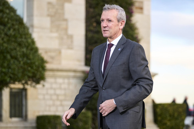 El presidente de la Xunta de Galicia, Alfonso Rueda, a su llegada a la XXVII Conferencia de Presidentes, en el Palacio de la Magdalena, a 13 de diciembre de 2024, en Santander, Cantabria (España). La conferencia se celebra tras más de dos años sin convoca