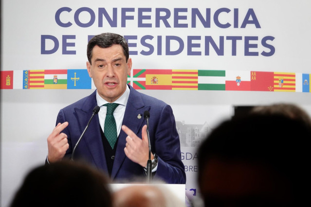 El presidente de la Junta de Andalucía, Juanma Moreno, ofrece una rueda de prensa tras la XXVII Conferencia de Presidentes, en el Palacio de la Magdalena, a 13 de diciembre de 2024, en Santander, Cantabria (España). La conferencia se celebra tras más de d