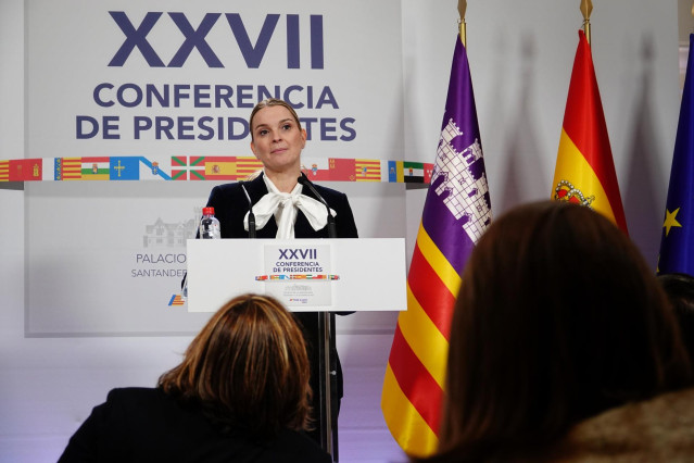 La presidenta de las Islas Baleares, Marga Prohens, ofrece una rueda de prensa durante la XXVII Conferencia de Presidentes, en el Palacio de la Magdalena.