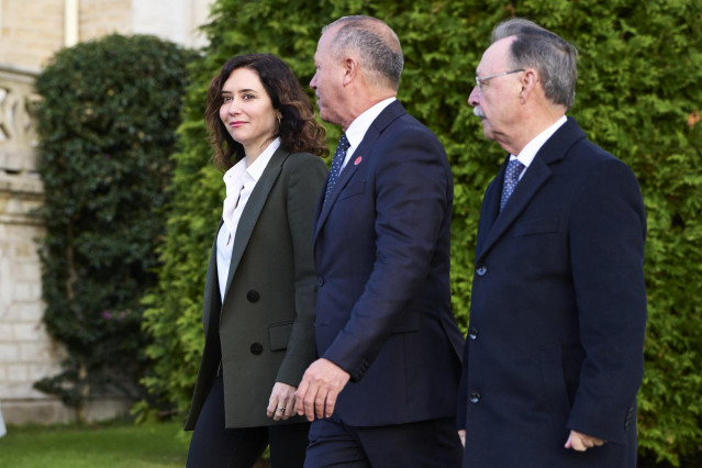 (I-D) La presidenta de la Comunidad de Madrid, Isabel Díaz Ayuso, el vicepresidente primero de Melilla, Miguel Marín, y el presidente del Gobierno de Ceuta, Juan Jesús Vivas, a su llegada a la XXVII Conferencia de Presidentes, en el Palacio de la Magdalen