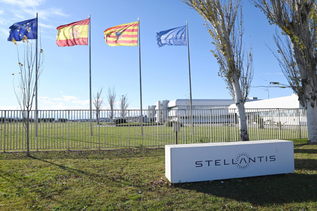 Cartel de la fábrica de Stellantis, a 10 de diciembre de 2024, en Figueruelas, Zaragoza, Aragón (España).