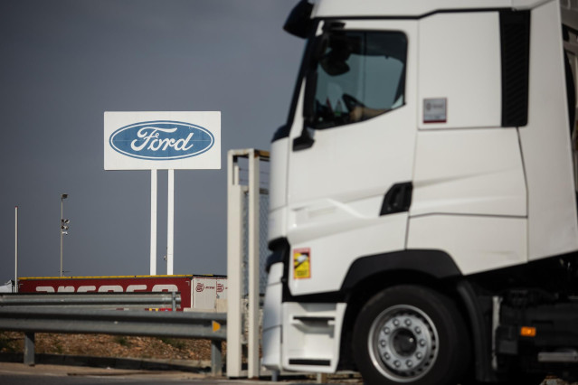 Archivo - Cartel de la fábrica Ford Almussafes, tras el paso de la dana.