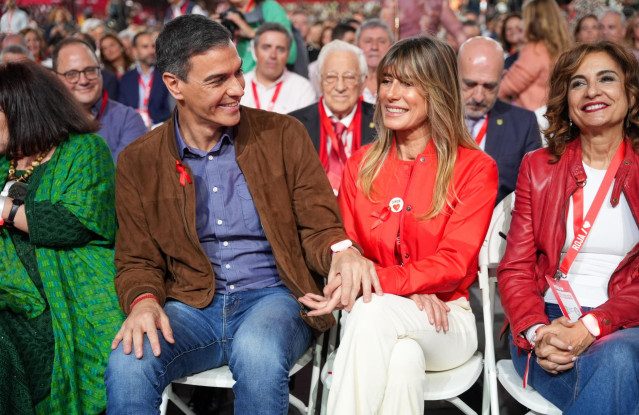 El Presidente del Gobierno, Pedro Sánchez, y su esposa Begoña Gómez durante la clausura del 41º Congreso Federal del PSOE en el Palacio de Congresos y Exposiciones.