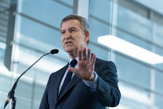 El presidente del PP, Alberto Núñez Feijóo, ofrece declaraciones a los medios durante su visita a la sede de la empresa Isdin, a 9 de diciembre de 2024, en Barcelona, Catalunya (España).
