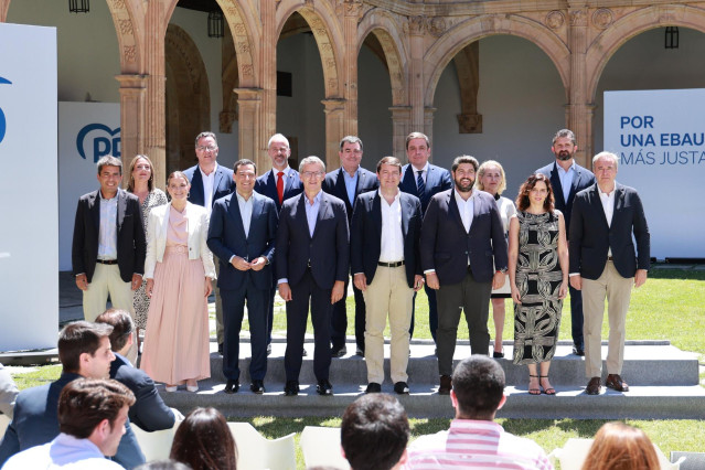 Archivo - Foto de familia del líder del PP, Alberto Núñez Feijóo, con presidentes del PP ante una reunión para abordar la EBAU única, a 1 de julio de 2024, en Salamanca, Castilla y León (España).