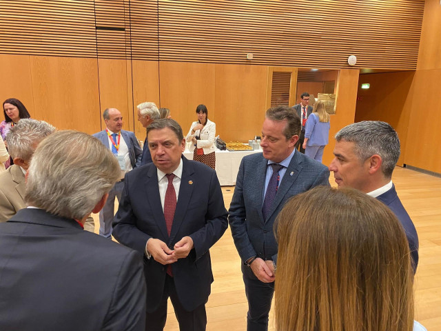 Archivo - El ministro de Agricultura, Luis Planas, junto al consejero asturiano de Medio Rural, Marcelino Marcos, en la conferencia sectorial de Agricultura y desarrollo rural celebrada en Pamplona.