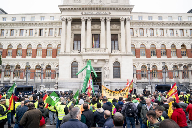 Archivo - Agricultores y ganaderos sujetan pancartas durante una protesta ante el Ministerio de Agricultura,