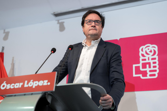 El ministro de Transformación Digital y Función Pública, Óscar López, ofrece una rueda de prensa para anunciar que presenta su candidatura como secretario general del PSOE de Madrid, en la sede de la Agrupación Socialista del distrito Centro.
