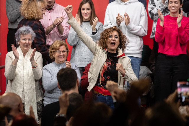 La ministra y vicesecretaria general del PSOE, María Jesús Montero, durante un acto del PSOE con vecinos y militantes, en el Centro Cívico Los Pinos, a 15 de diciembre de 2024, en Alcorcón, Madrid (España).