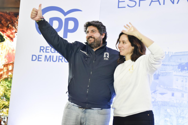 El presidente de la Región de Murcia y presidente del PP de Murcia, Fernando López Miras, y la presidenta de la Comunidad de Madrid, Isabel Díaz Ayuso, durante un acto con afiliados y simpatizantes, en el Restaurante Salones Castillo