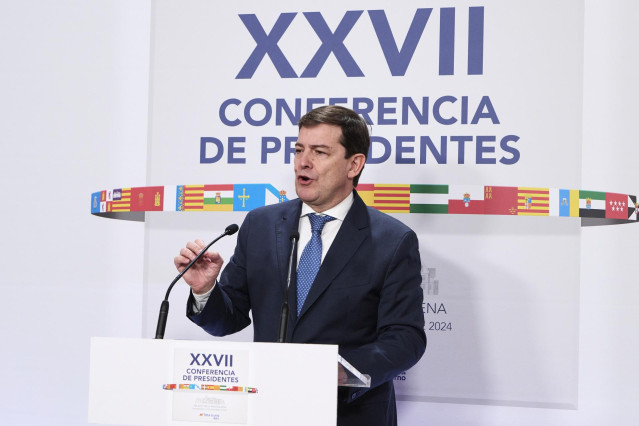 El presidente de la Junta de Castilla y León, Alfonso Fernández Mañueco, ofrece una rueda de prensa durante la XXVII Conferencia de Presidentes, en el Palacio de la Magdalena, a 13 de diciembre de 2024, en Santander, Cantabria (España).